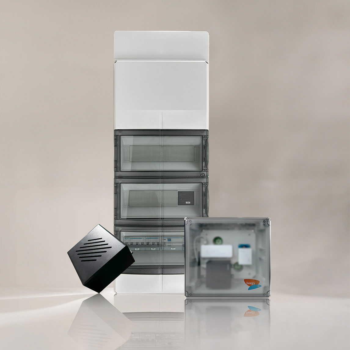 Flyer_be-box_Titelbild_Endkunde Auf neutralem Hintergrund ist ein weißer Stromverteilerkasten mit transparenten Paneelen neben zwei kleineren elektronischen Komponenten zu sehen.