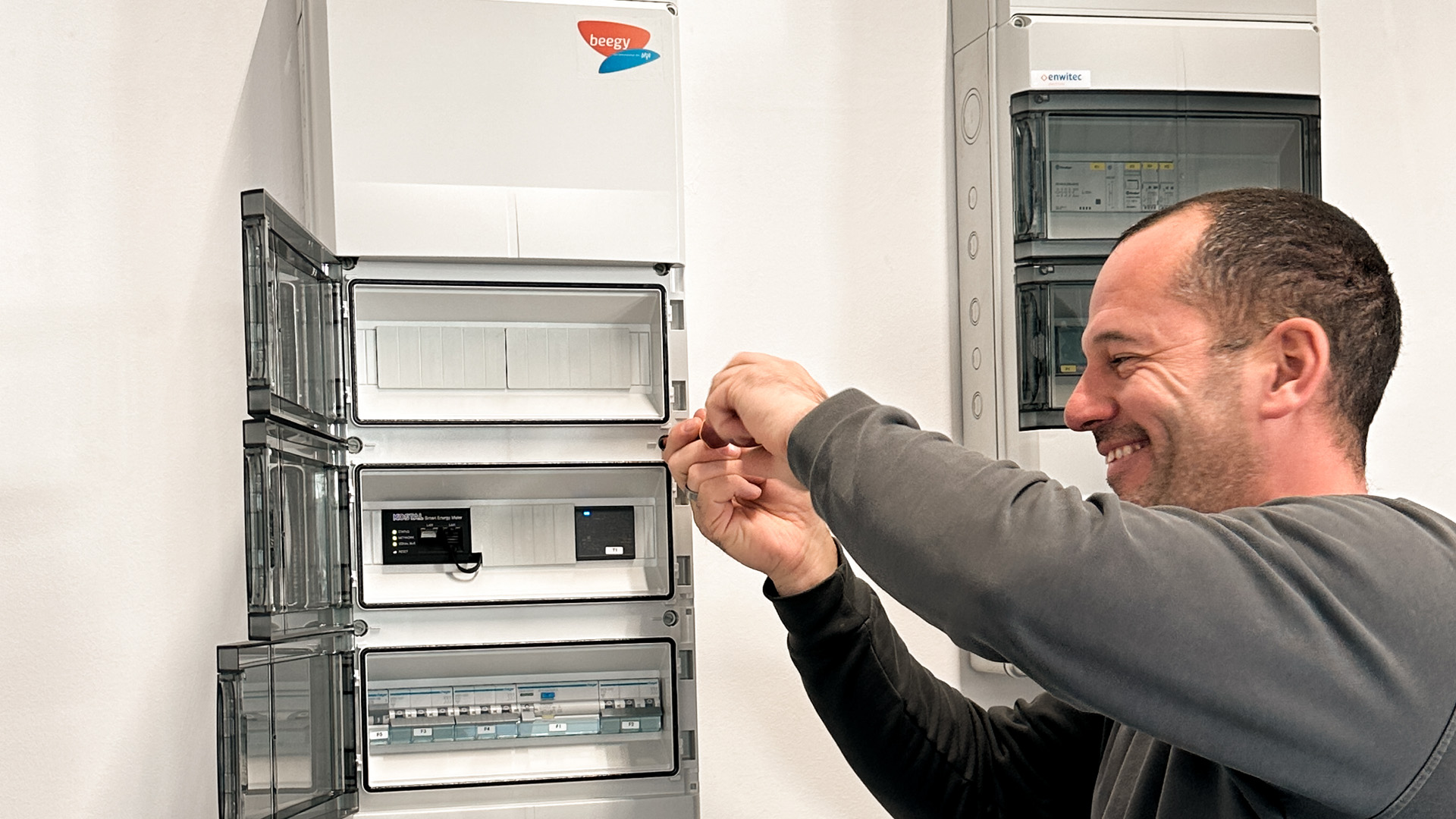 Handwerker installiert unsere beegy Box